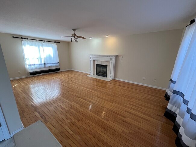 Sala de estar - 5795 Reserve Ct