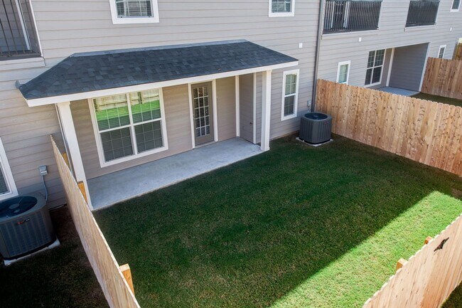 Foto del edificio - Gorgeous 4 Bed, 4.5 Bath Townhome in South...