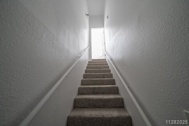 Foto del edificio - $3650.00 | 4bd/1.5ba Duplex in Pacific Palisades Pearl City