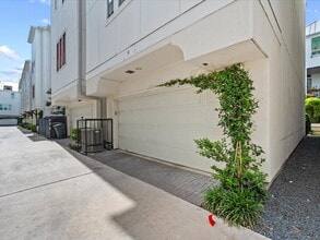 Building Photo - 249 E 27th St