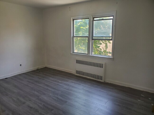 Building Photo - Bright & Spacious 2 bedroom and 1 bath