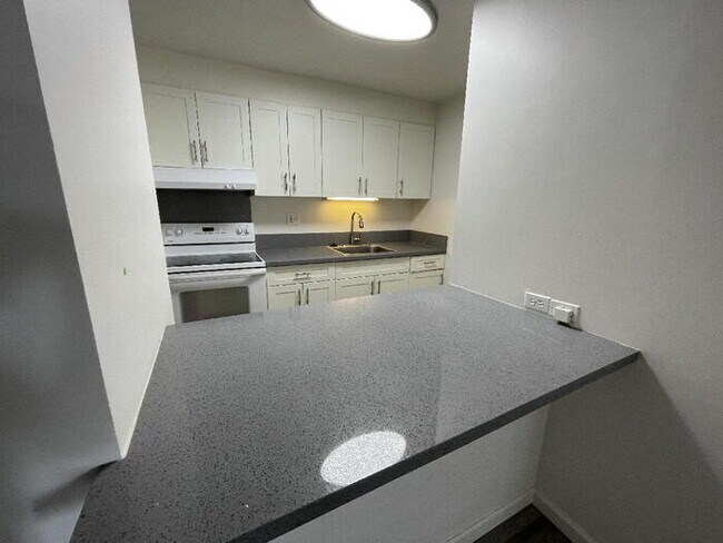 Building Photo - KAPIOLANI TOWERS 2/1/1 sec, split A/C, c-f...
