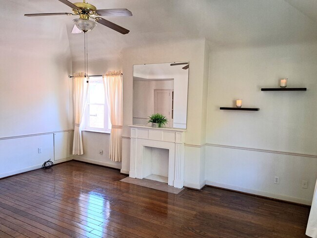 Living room - 1331 W 6th Ave