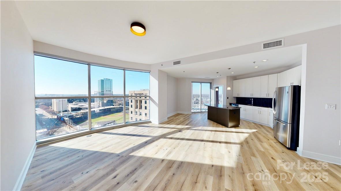 Foto principal - 333 W Trade St
