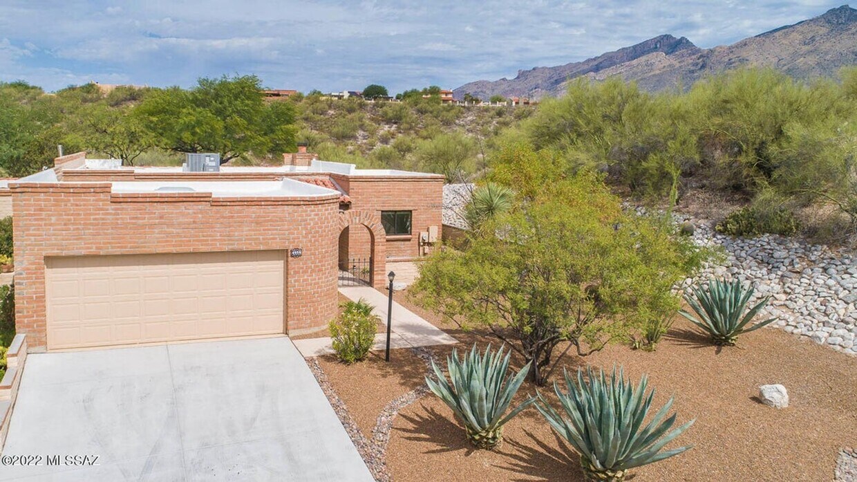Primary Photo - Foothills updated Home