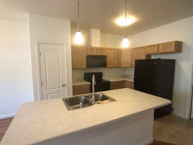 Building Photo - 3 Bedroom 2 1/2 Bath Townhome with Garage