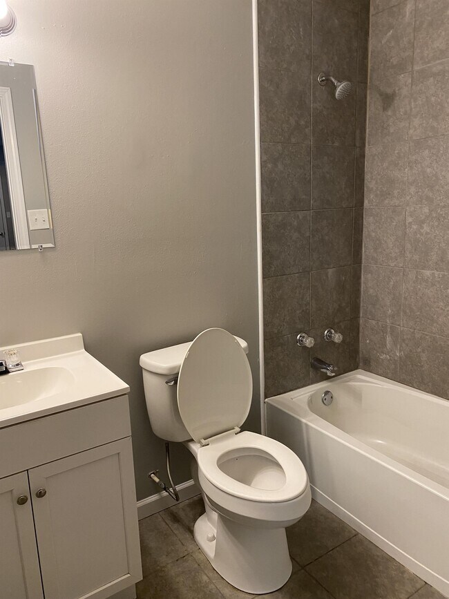 Building Photo - 3921 Brookmont Dr