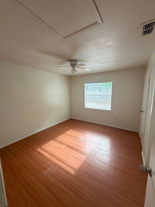 Foto del edificio - 717 Angelina Ln