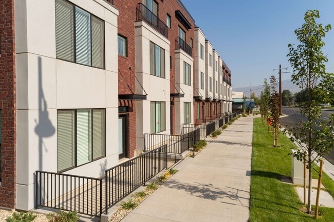 Exterior townhouse community view - 25 E Center St