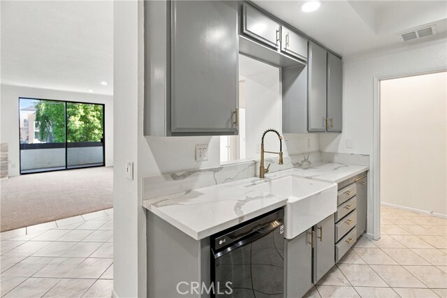 Building Photo - 14115 Moorpark St