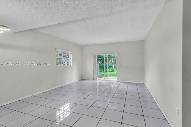 Foto del edificio - 10018 Hammocks Blvd