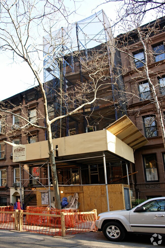 Building Photo - 121 W 69th St