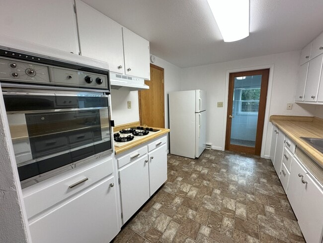 Building Photo - 2104 Iowa St