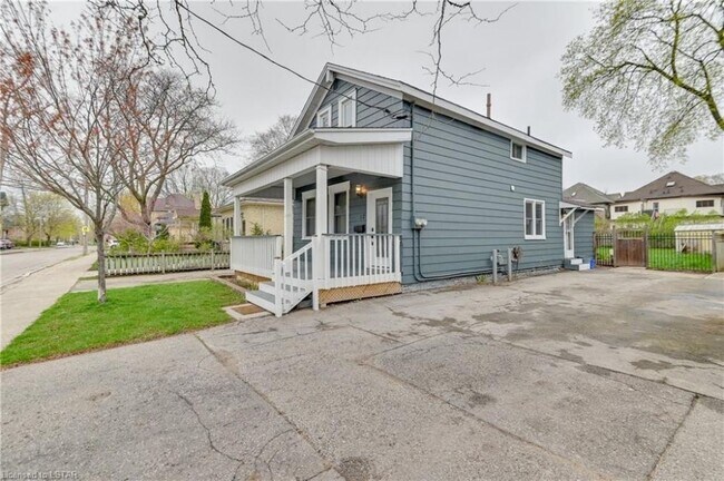 Photo du bâtiment - Stylish 1 Bedroom Unit in Downtown London – All Utilities & Parking Included – $1,500/month