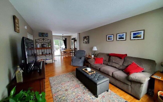 Building Photo - 5 Grandview Dr