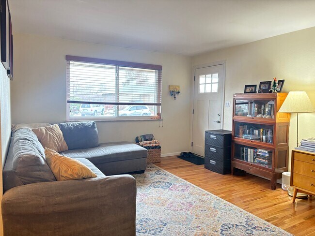 Foto del edificio - 3 Bed 1 Bath Home W/Large Backyard Walking Distance To Everything.