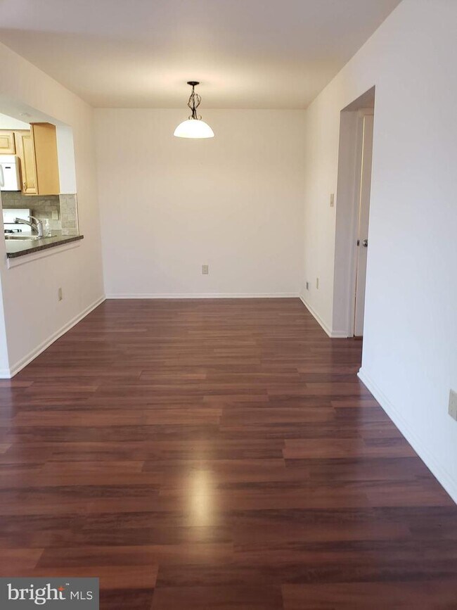 Building Photo - 105A Saxony Dr
