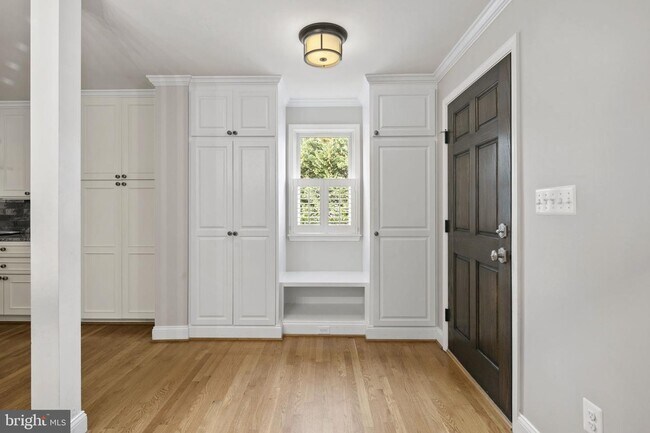 Building Photo - 5724 Oak Hill Pl