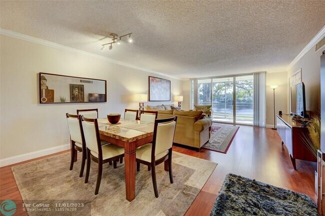 Foto del edificio - 823 Cypress Blvd