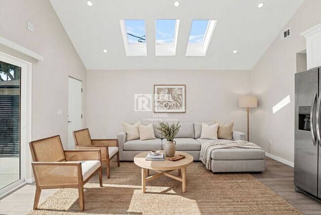 Building Photo - 996 S Siet Pl