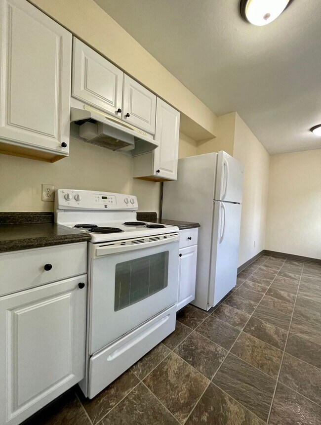 Foto del edificio - Montavilla 2 Bedroom Upstairs Apartment w/ A/C and Off Street Parking~ PETS WELCOME! 95 Walksco