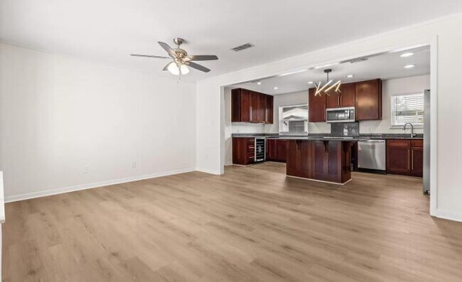 Foto del edificio - 737 Revere Ave