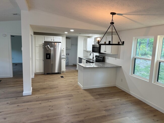 Building Photo - 120 Country Way