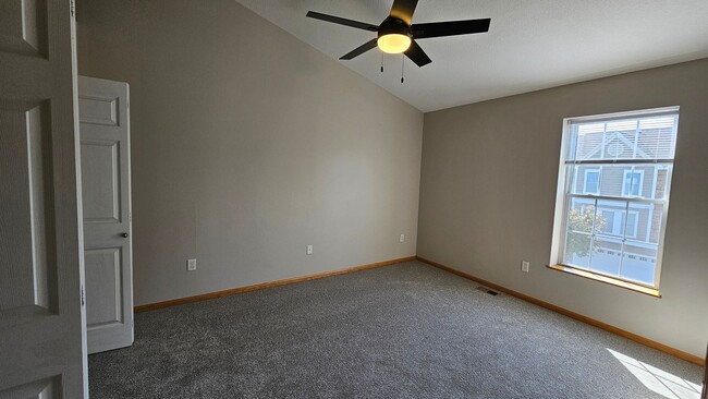 Building Photo - Stylish 3-Story Townhouse in Beautiful Wau...