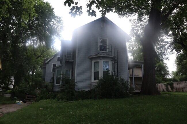 FRONT - 420 S Lucas St