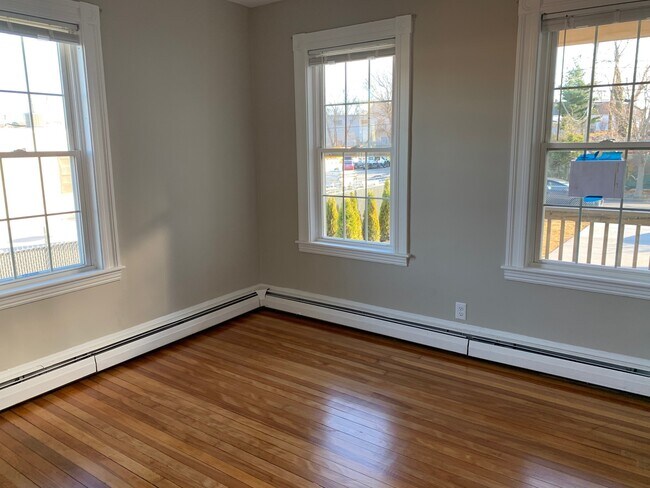 LIVING ROOM - 29 Nightingale Ave