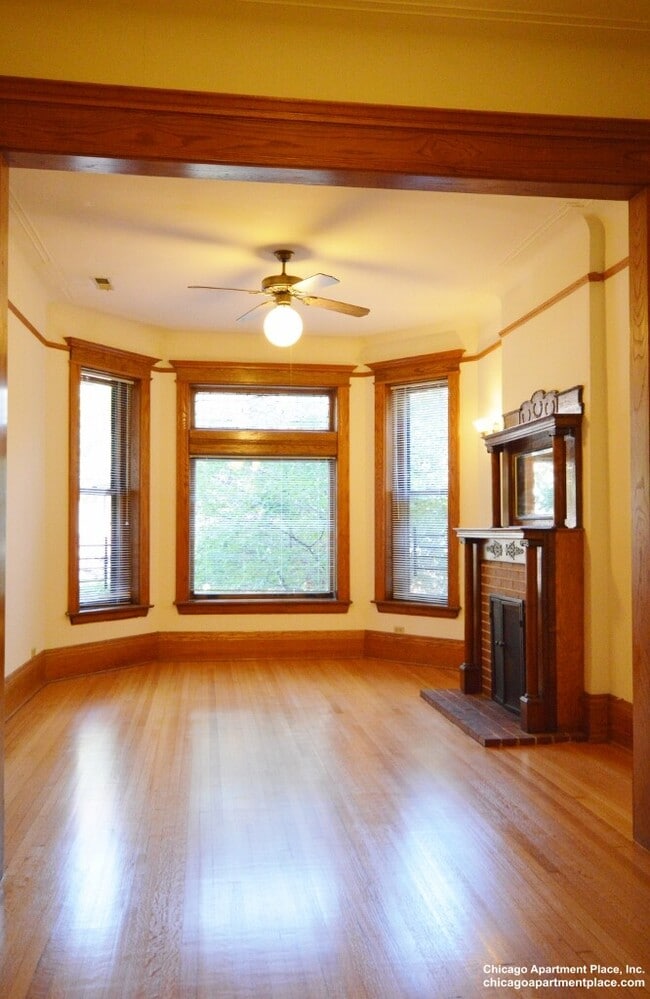 Building Photo - 925 W Newport Ave