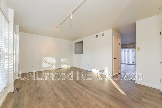 Foto del edificio - 10321 E Evans Ave