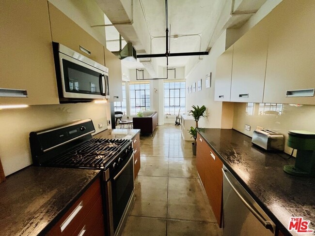 Building Photo - 746 S Los Angeles St