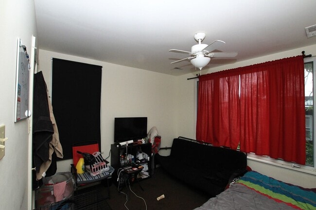 Photo - SPacious 2bd 2bath unit with backyard available in brewerytown Apartment