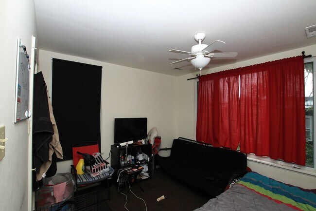 Foto del edificio - SPacious 2bd 2bath unit with backyard available in brewerytown