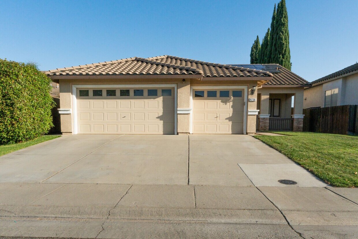 Foto principal - Stunning 3 Bedroom 2 Bath Home