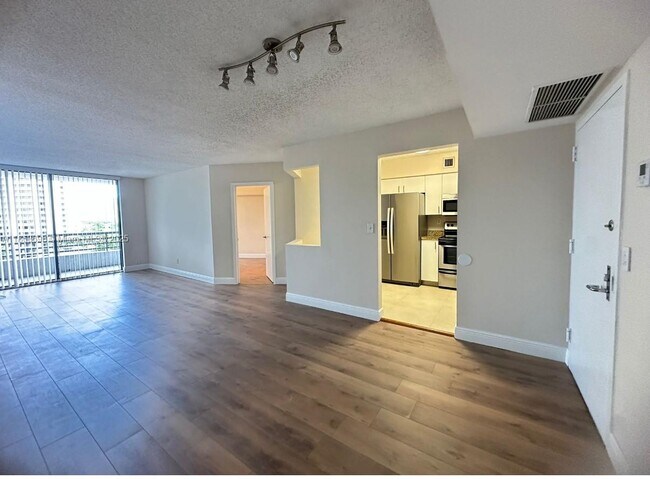 Foto del edificio - 3300 NE 191st St