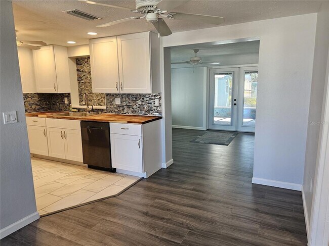 Foto del edificio - 8229 Cypress Rd