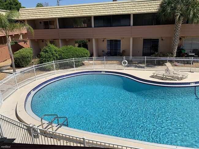 Building Photo - 2515 Country Club Dr