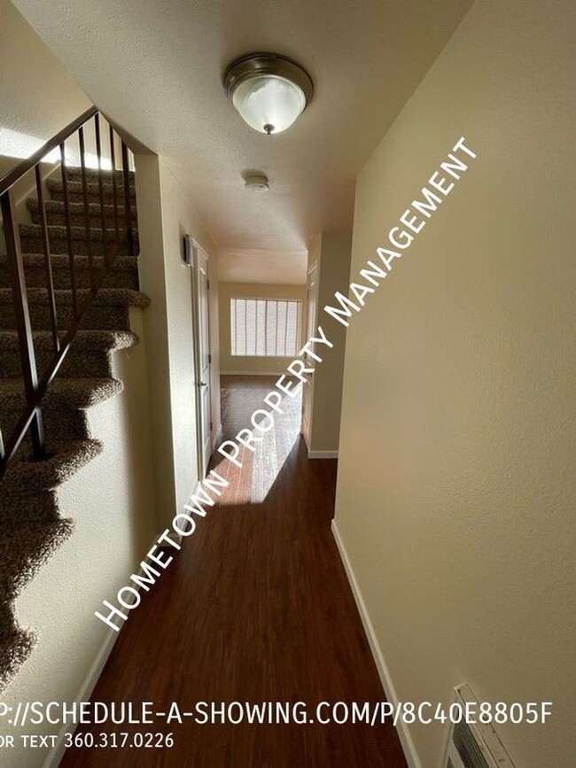 Building Photo - 2bdrm duplex view of creek Available Now!