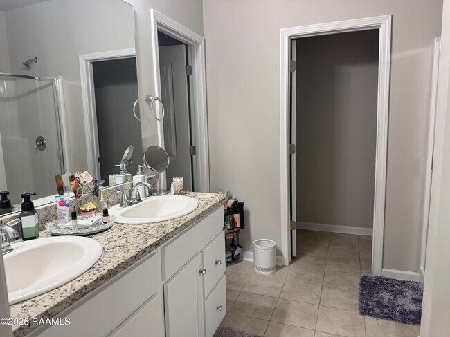 Building Photo - 504 Vert Dr