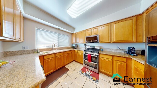 Building Photo - 3 + 2 CHARMING UNFURNISHED CONDO IN THE HE...