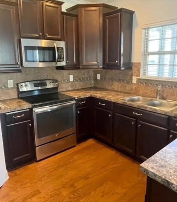 Foto del edificio - Spacious 3-Bedroom Townhome in the Riviera...