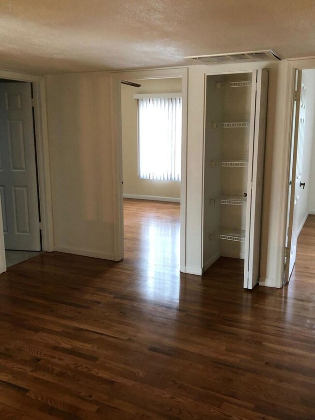 Building Photo - Stunning Cul-de-Sac Home with Remodeled In...