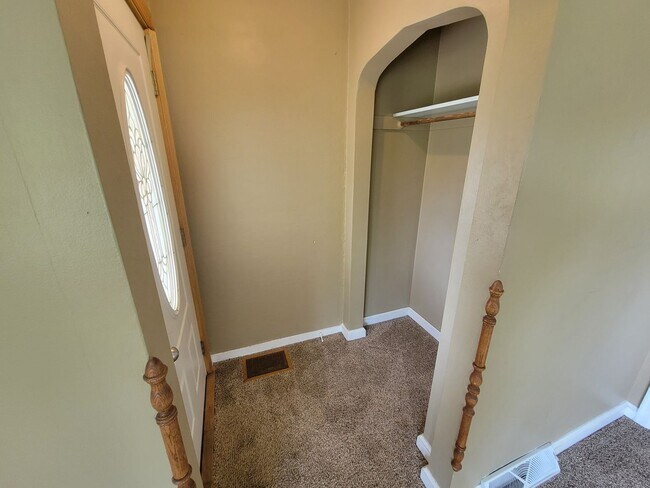 Building Photo - AVAILABLE JUNE - 5 Bed/2 Bath Home Close To Campus!