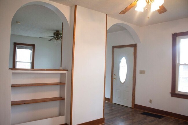 Building Photo - Large 3 Bedroom single family home