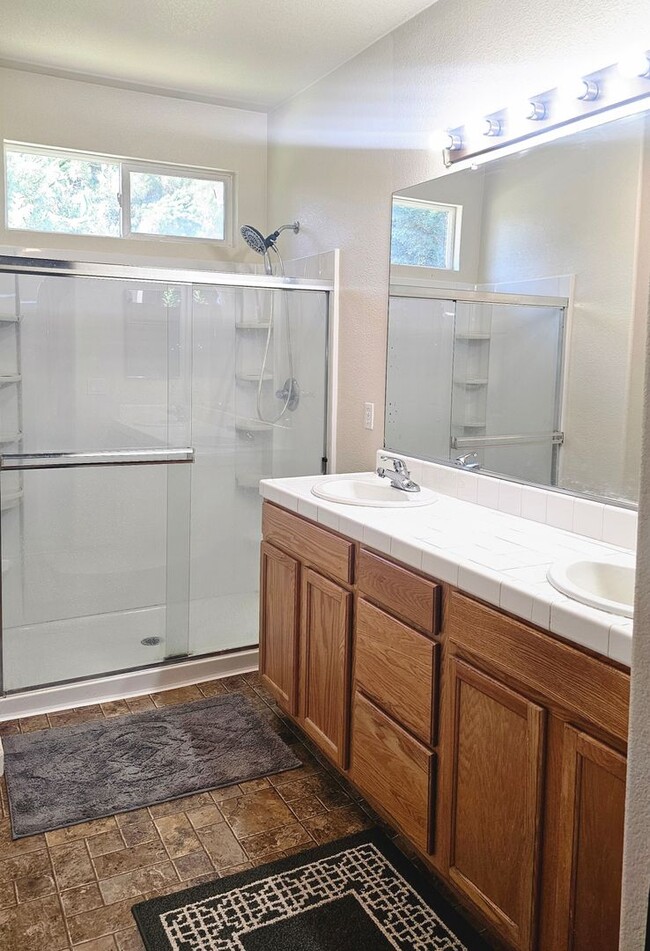 Building Photo - Spacious home in the Stonelake Community o...