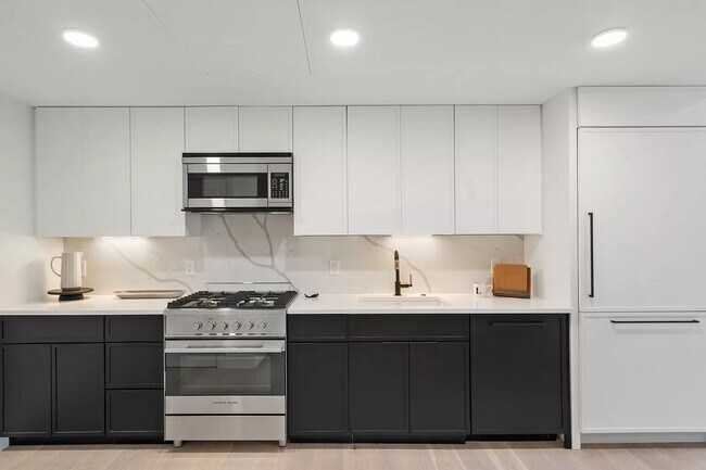 Foto del edificio - No Brokers Fee, One Month is Rent-Free, Pets Friendly, Luxury Finishes, Garage Parking is Included