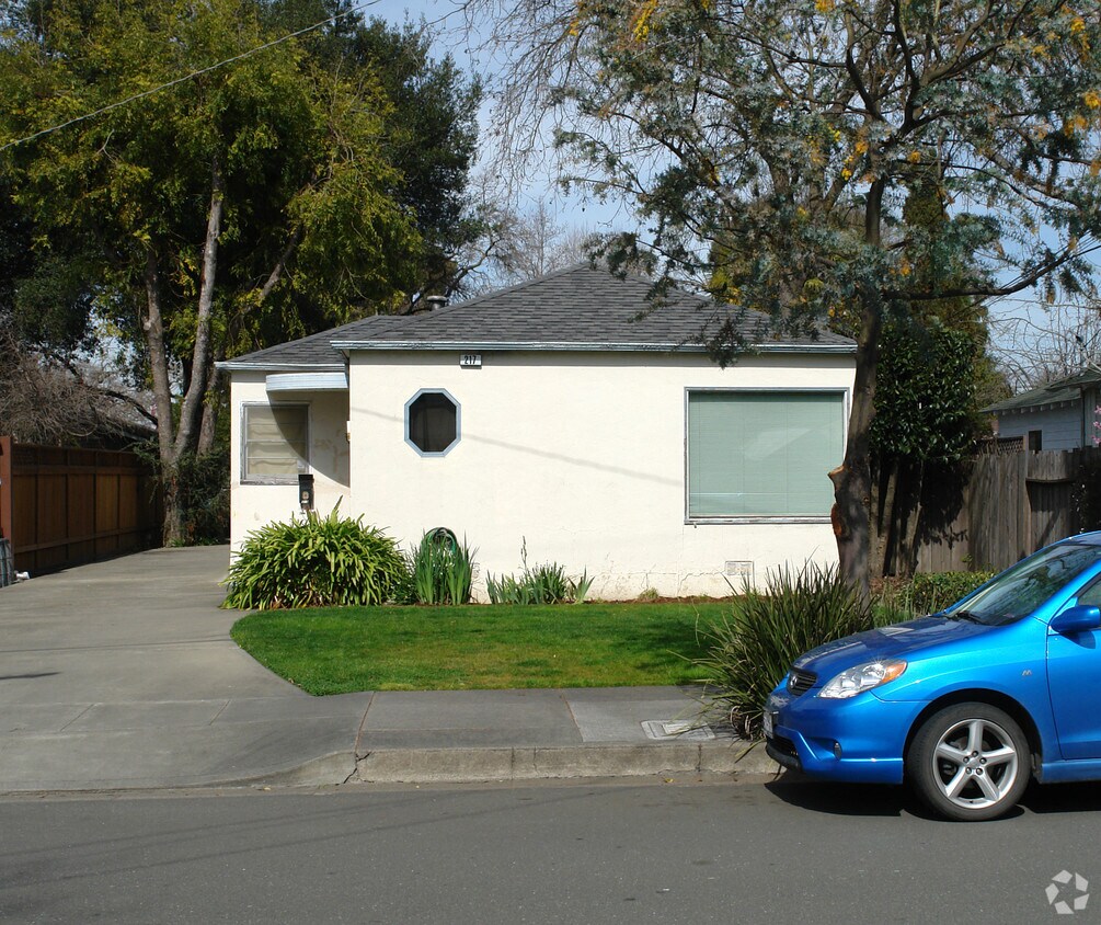 Building Photo - 217 Benton St