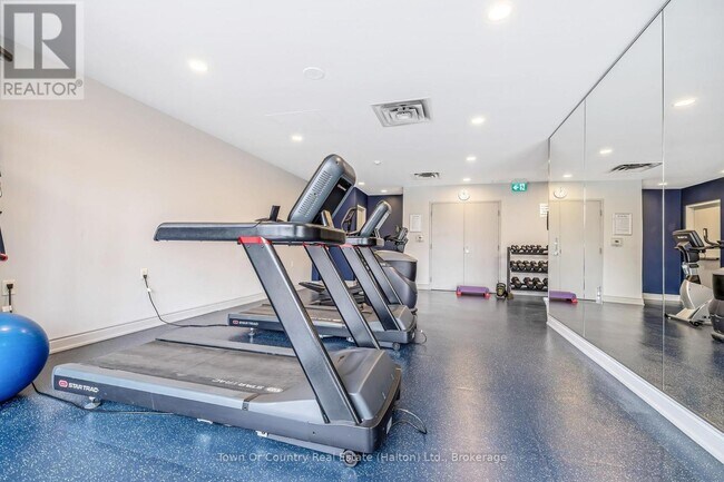 Building Photo - 200 Burnhamthorpe Rd E